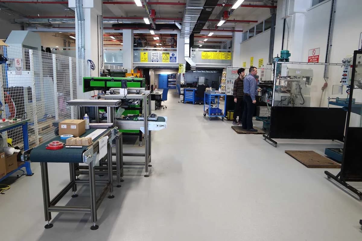 Prototipleme atölyesinde üretim makineleri, çalışma tezgâhları ve ekipmanlar