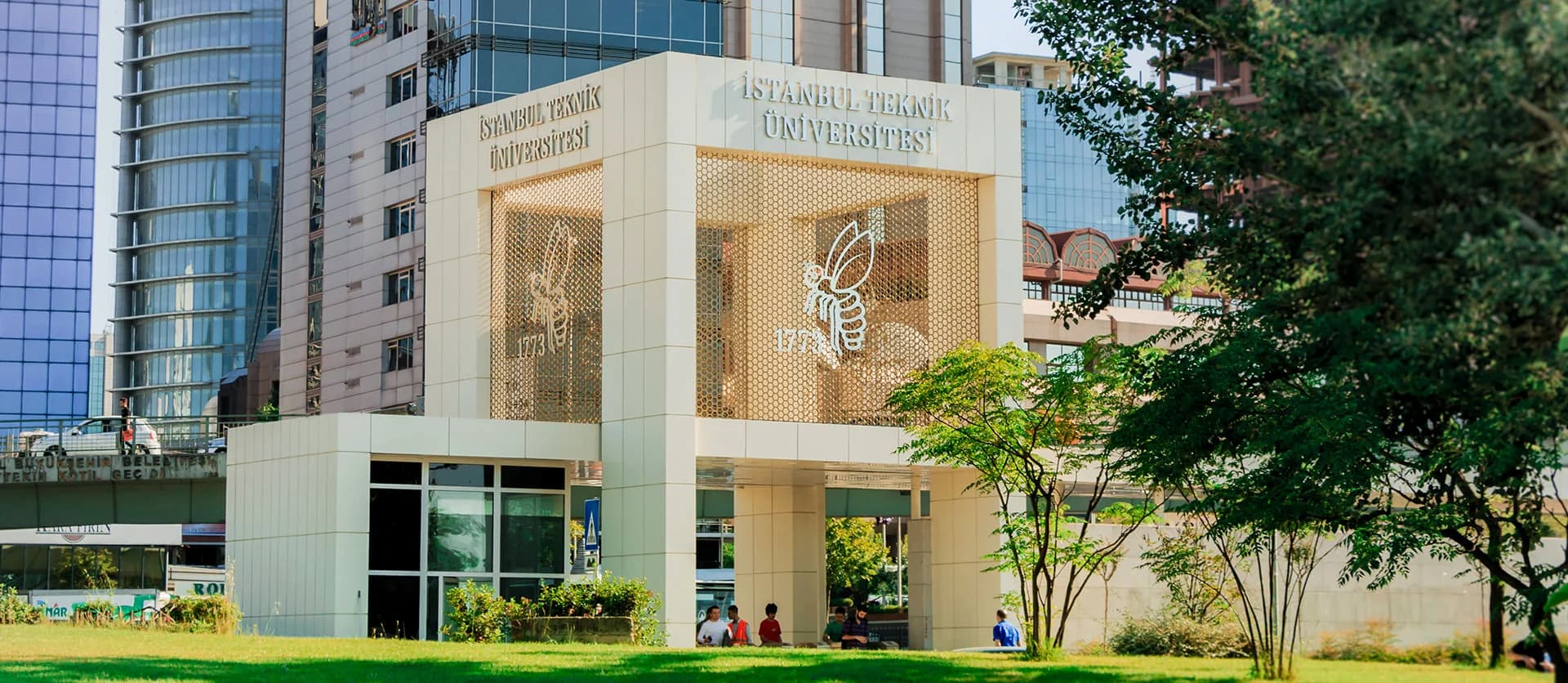 İstanbul Teknik Üniversitesi binasının İTÜ yazısı ve arı amblemleri bulunan dış cephesi