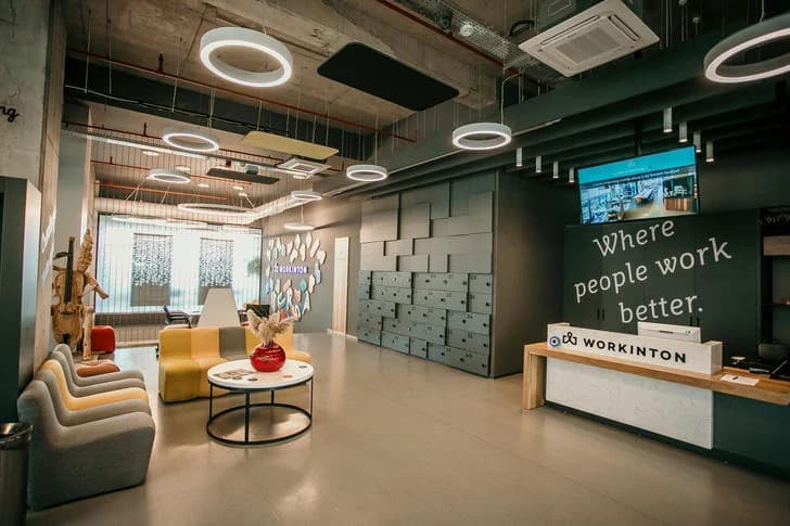 Workinton resepsiyonu, oturma alanı ve karşılama bankosu