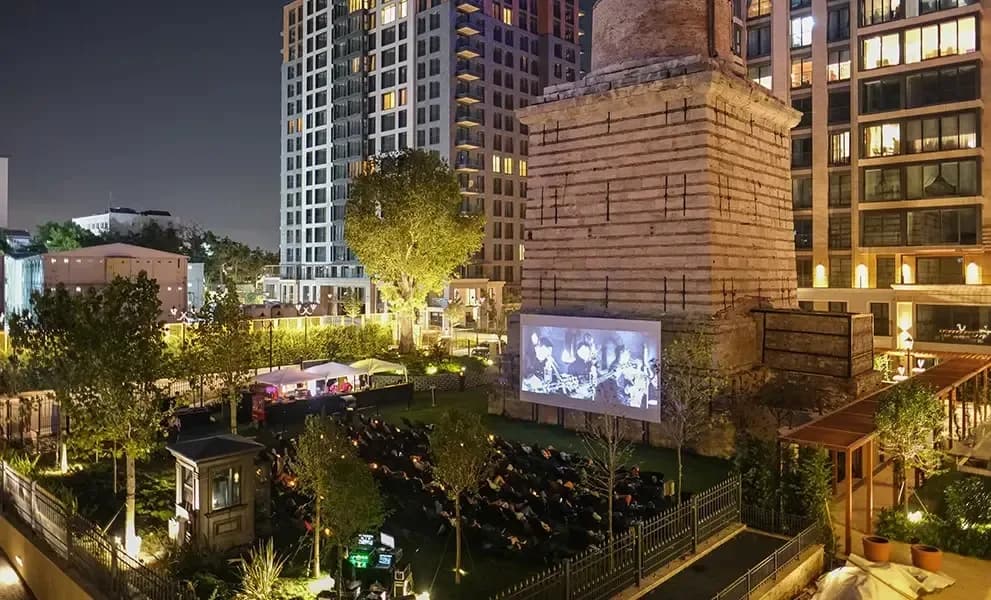 Fişekhane’de akşam saatlerinde açık hava sinema gösterimi ve izleyiciler